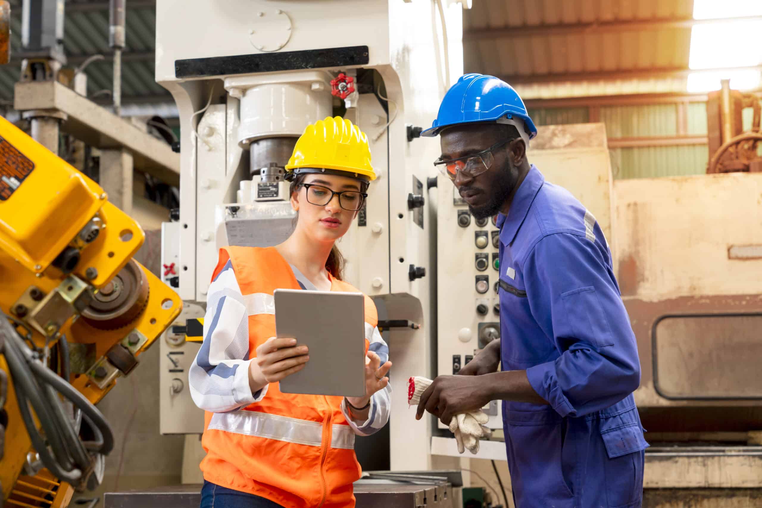 Supervisor, worker with hard hat working in manufacturing factor SAP manufacturing, SAP for manufacturing, Manufacturing SAP, SAP S/4HANA, SAP production, SAP S/4HANA manufacturing